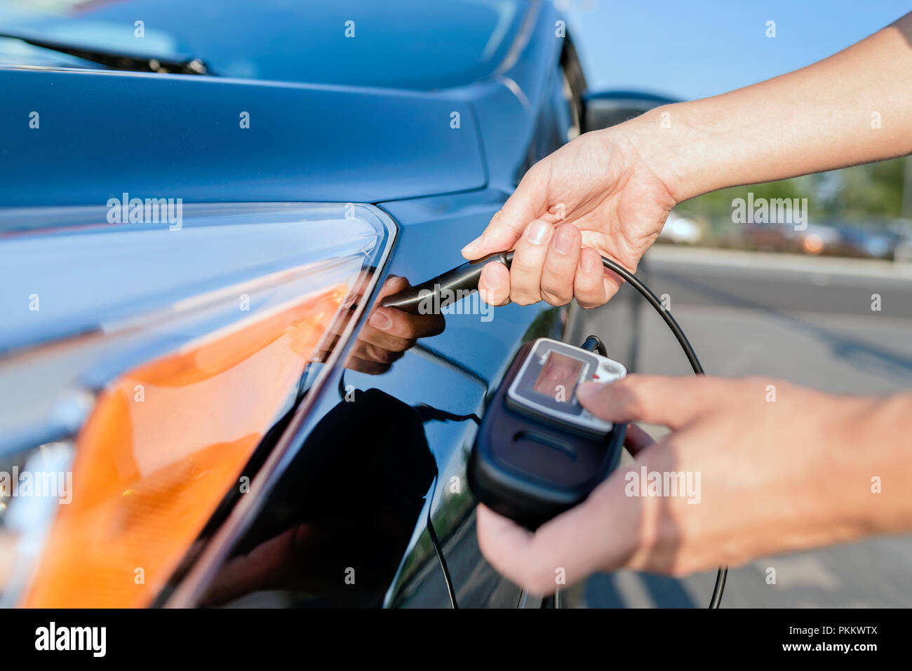 Measuring thickness of the car paint coating with paint thickness gauge
