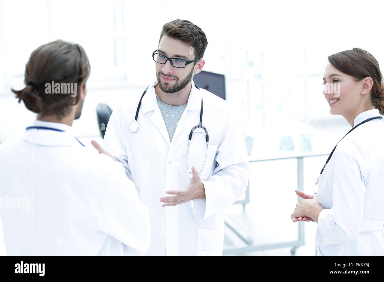 Medical staff discuss in a modern hospital room Stock Photo - Alamy