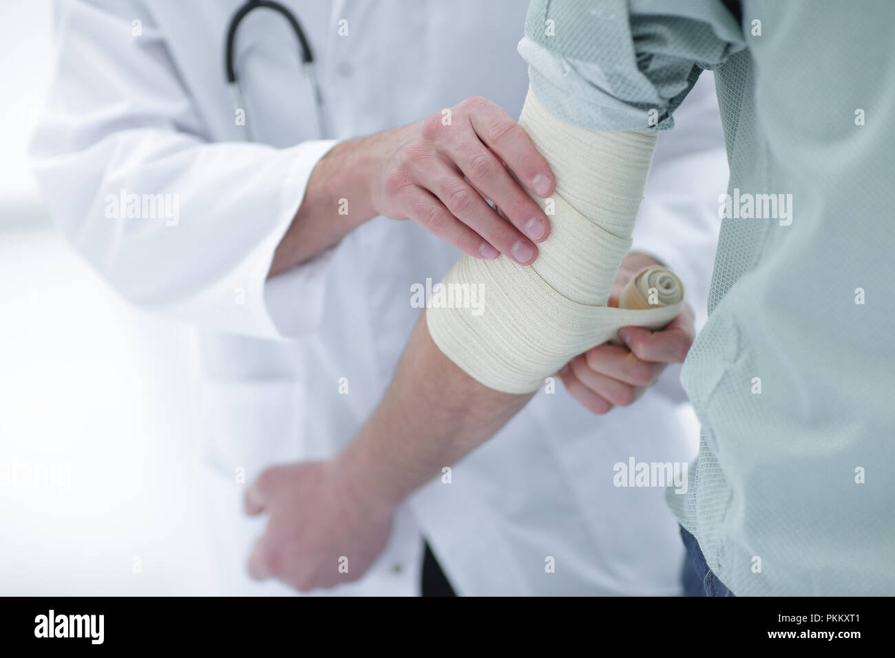 closeup.doctor applying elastic bandage Stock Photo Alamy