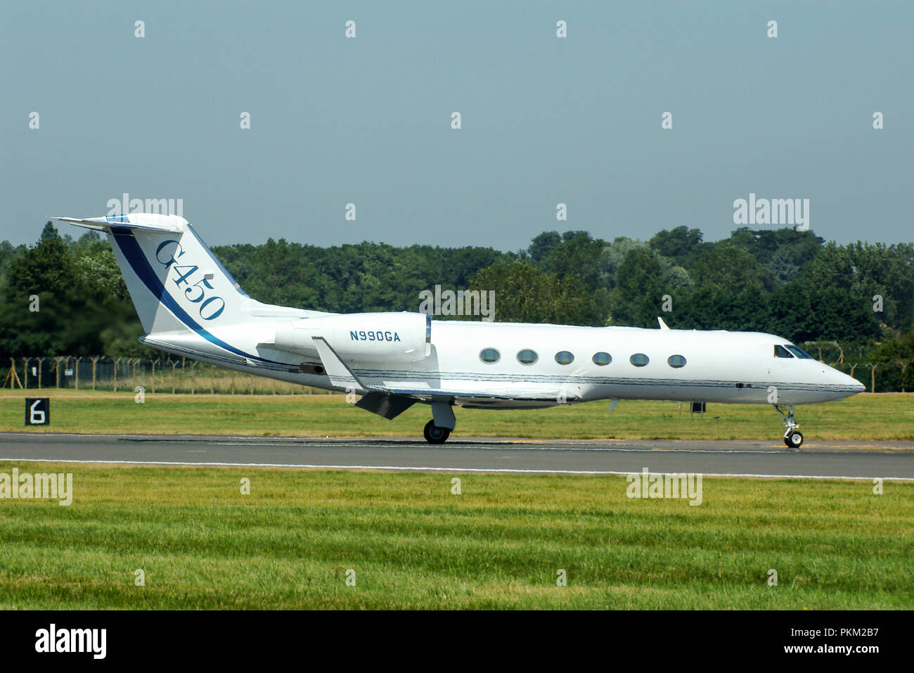 Gulfstream G450 business jet. Corporate jet. Private jet. Gulfstream GIV-X version of Gulfstream GIV or G4, or G four. Executive jet. Taxiing. N990GA Stock Photo