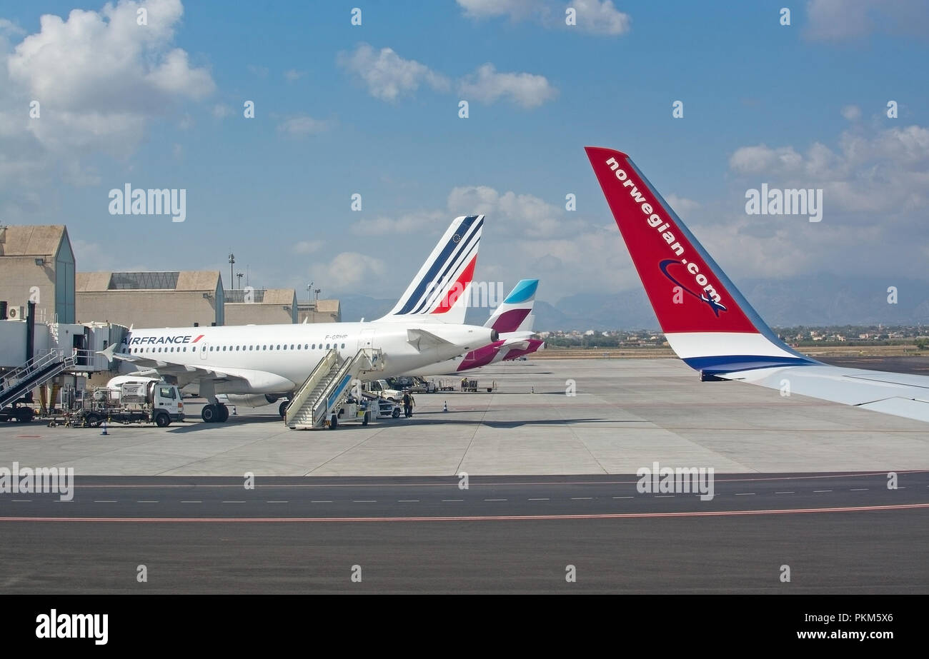 PALMA DE MALLORCA, SPAIN - SEPTEMBER 6, 2018: Airplanes from various companies on the tarmac outside gates on a sunny day on September 6, 2018 in Mall Stock Photo