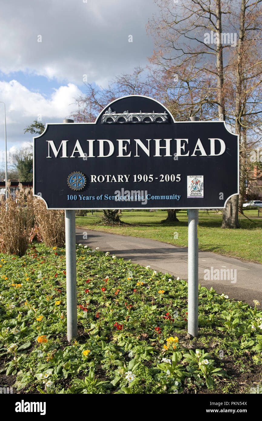Maidenhead Town sign on the A4 Bath Road, Berkshire Stock Photo Alamy