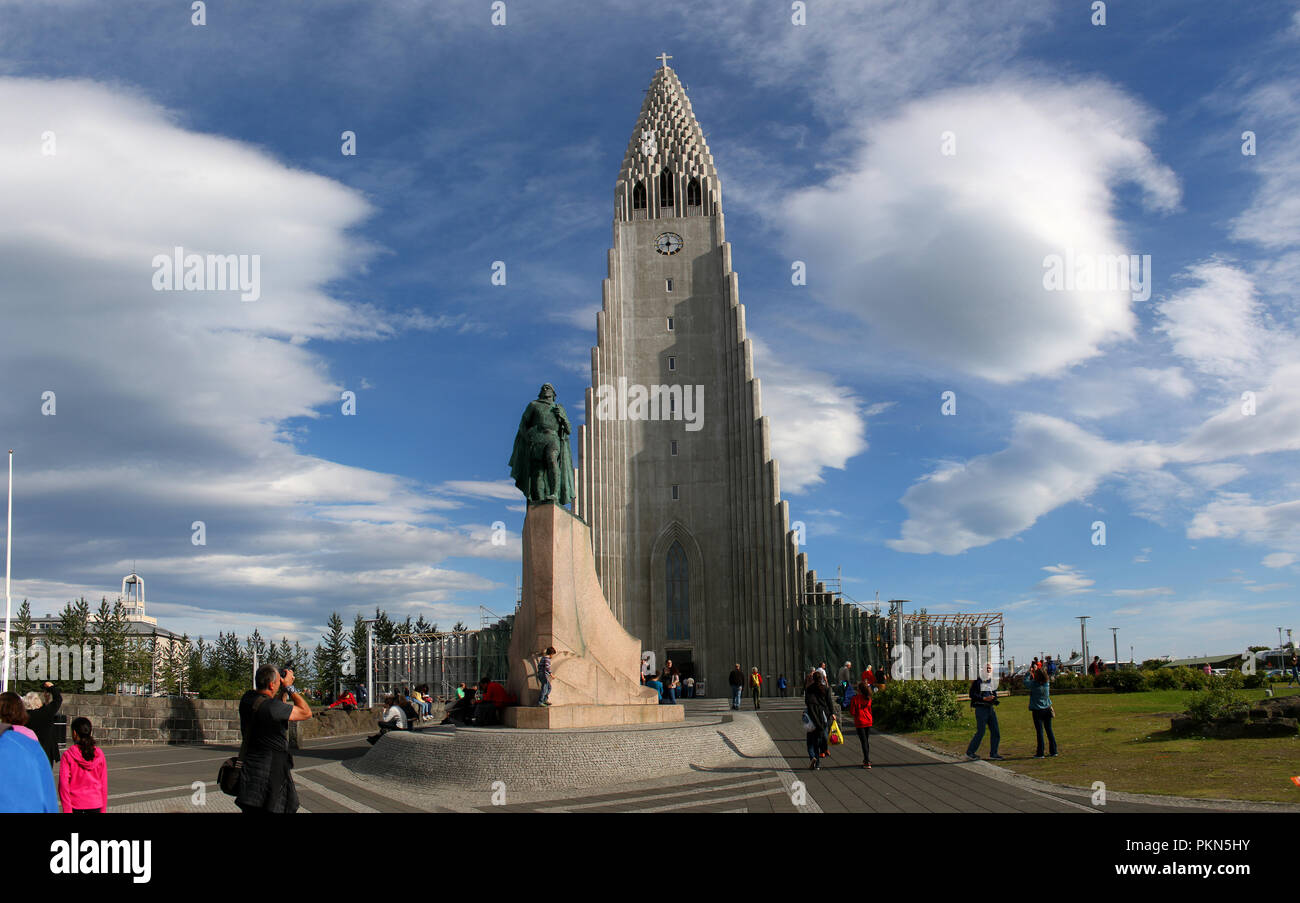 Panorama: Denkmal/ Skulptur fuer Leifur der Gluecklichen, Hallgrimskirkja (Hallgrimskirche), Reykjavik, Island. Stock Photo