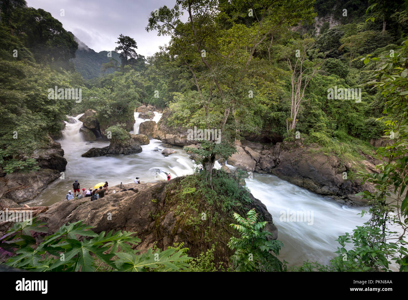 Tourists to admire the majestic beauty of Dau Dang waterfall in Bac Kan ...