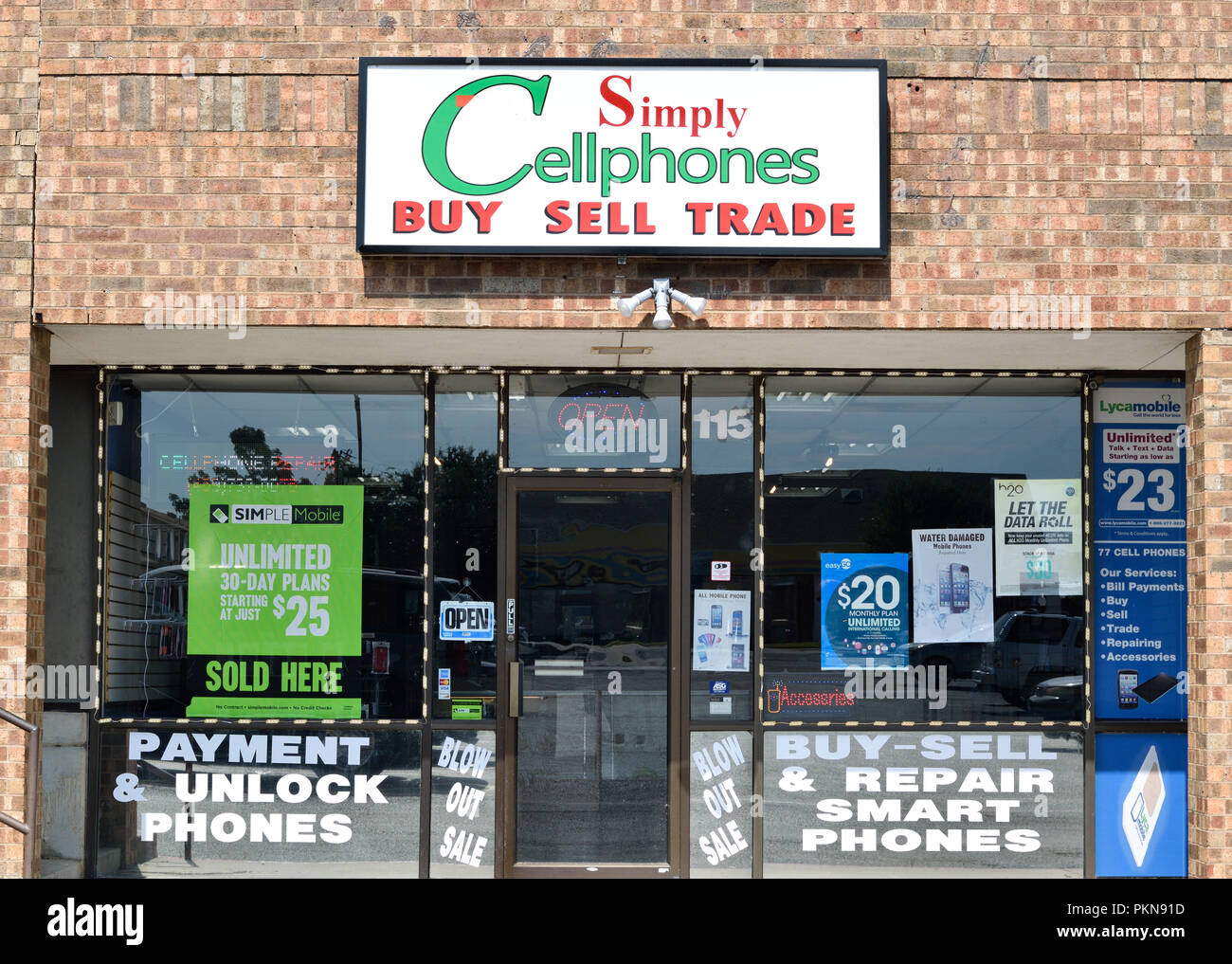 Cellphone repair shop Stock Photo Alamy