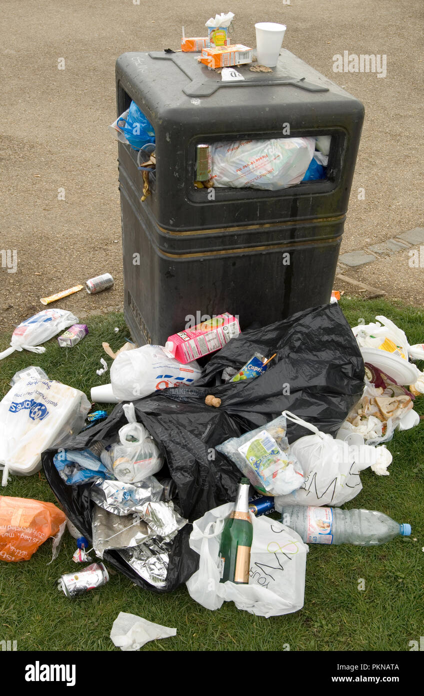 Overflowing rubbish bin in Windsor, Berkshire, England. 2007 Stock Photo