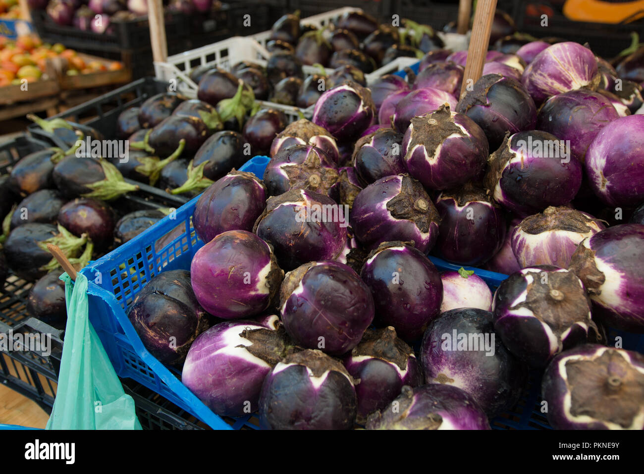 Auberginen auf dem Markt Stock Photo