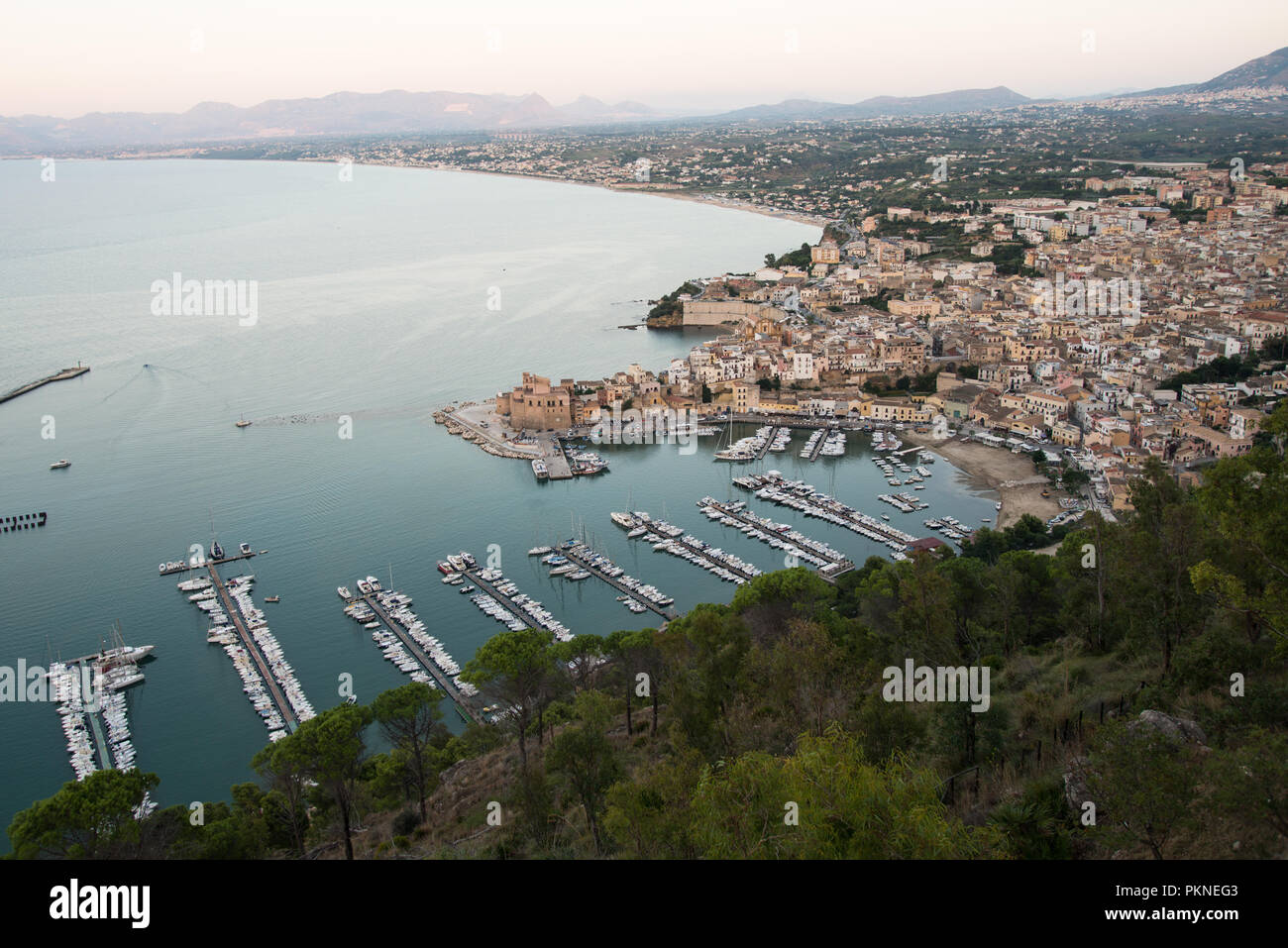 Yachten im Hafen von Castellammare del Golfo auf Sizilien am Abend Stock Photo