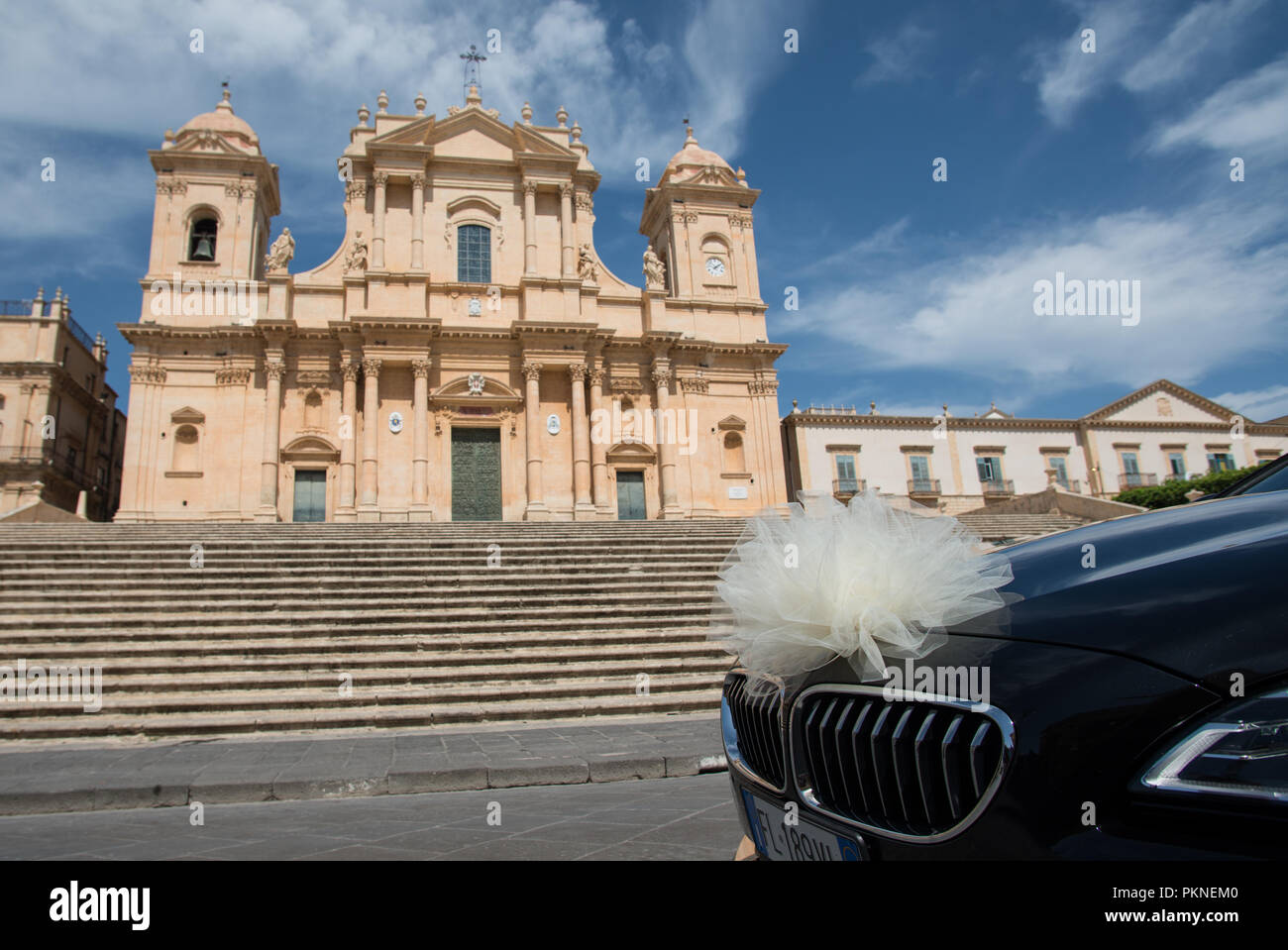 Hochzeit in der Barockstadt Noto auf Sizilien Stock Photo