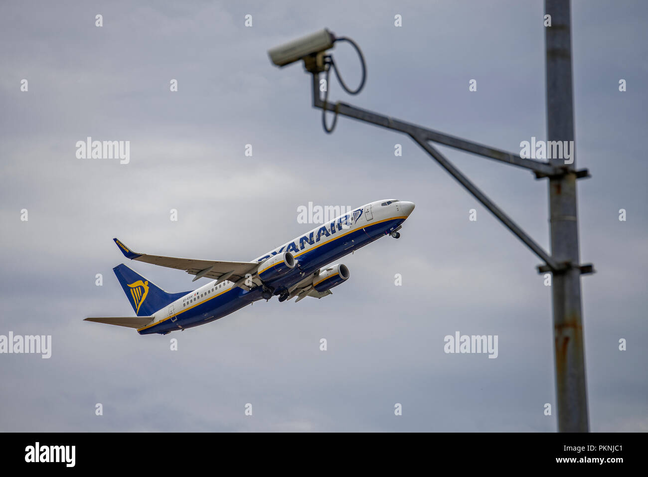 Airplane of Ryanair (EI-ESV) at the start at Frankfurt airport with security camera in the foreground Stock Photo