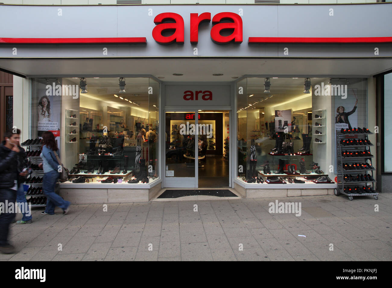 VIENNA - SEPTEMBER 8: Shoppers walk past Ara footwear store on September 8, Vienna. Ara group exists since 1949, sells shoes in 50 countries a Photo - Alamy