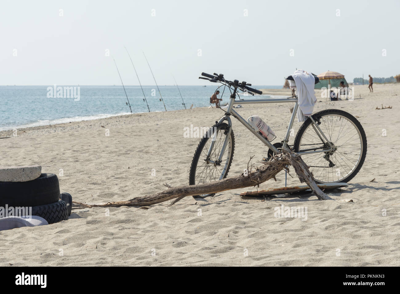 Italia Calabria Mare spiaggia libera con bicicletta 2 Stock Photo - Alamy