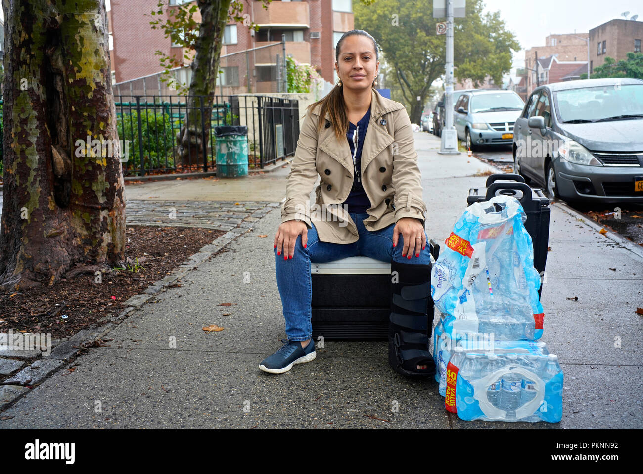 Assembly District 39 Candidates Catalina Cruz spent her early morning giving food to day laborers in Jackson Heights with Colombian Pedro Rodriguez wh Stock Photo