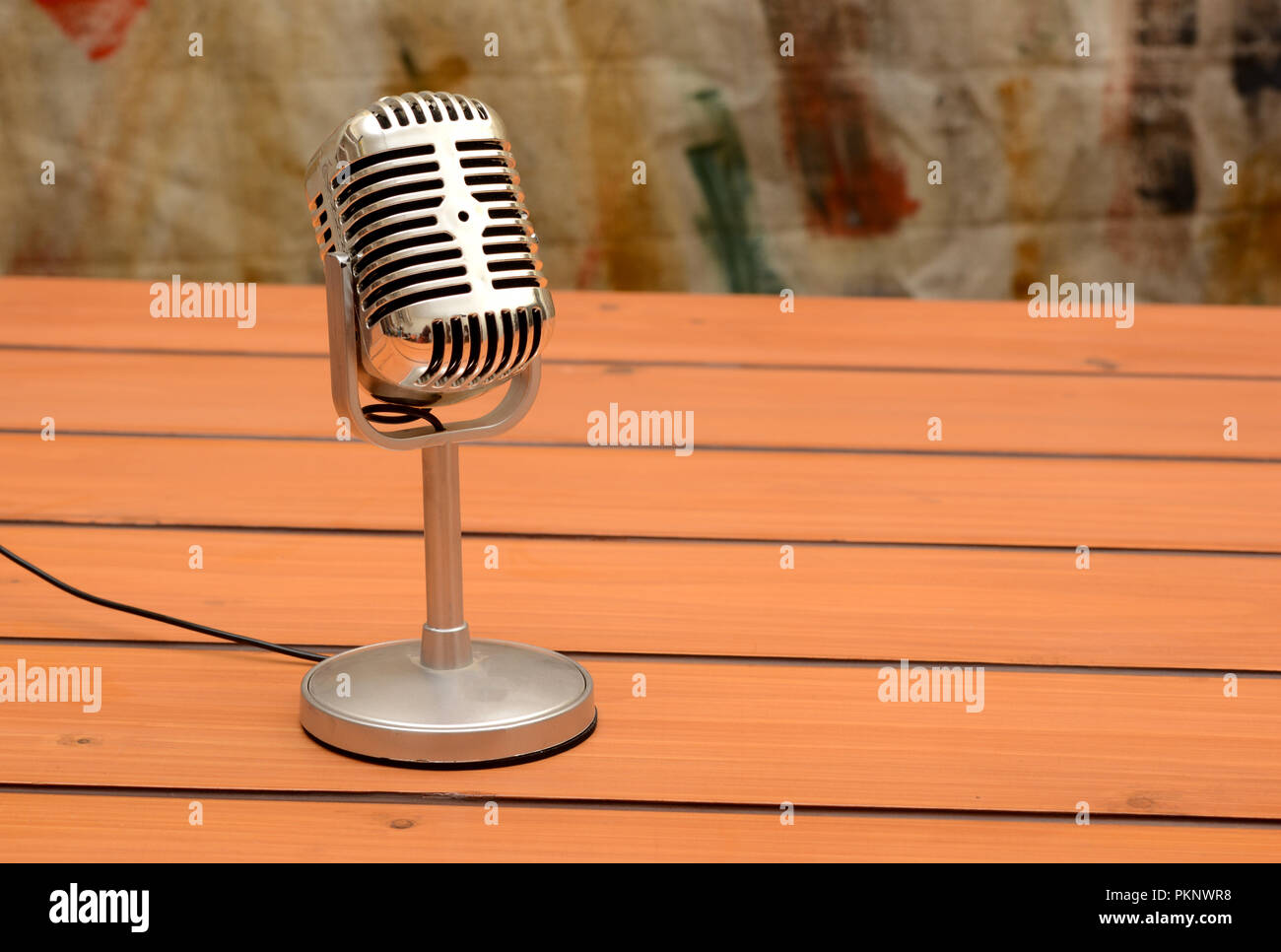 Old school microphone hi-res stock photography and images - Alamy