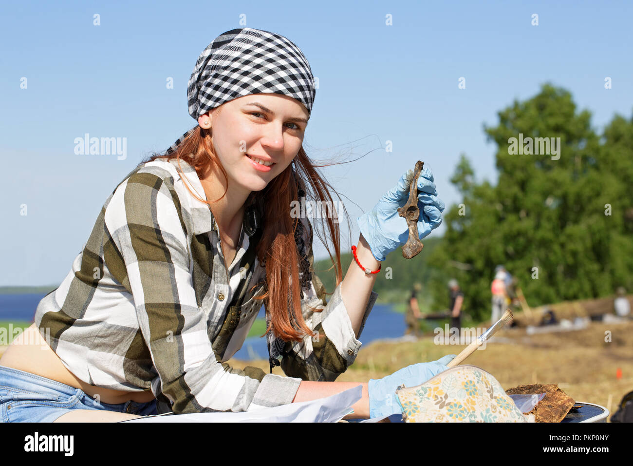 Find during. туристы в отеле. картинка ло я описания. девушки на раскопках. Find during.