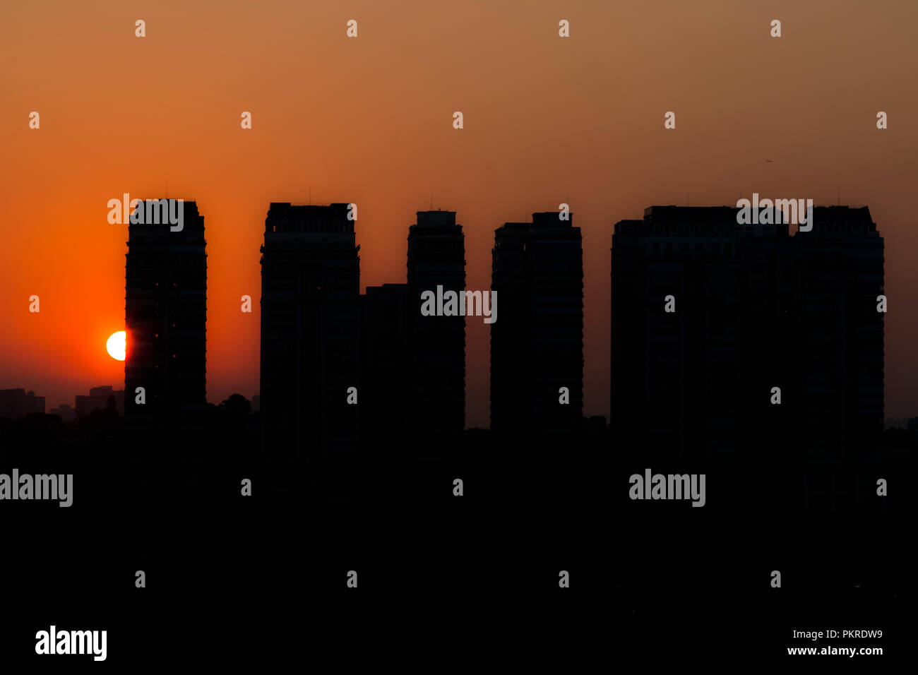 Sunrise between buildings Stock Photo - Alamy