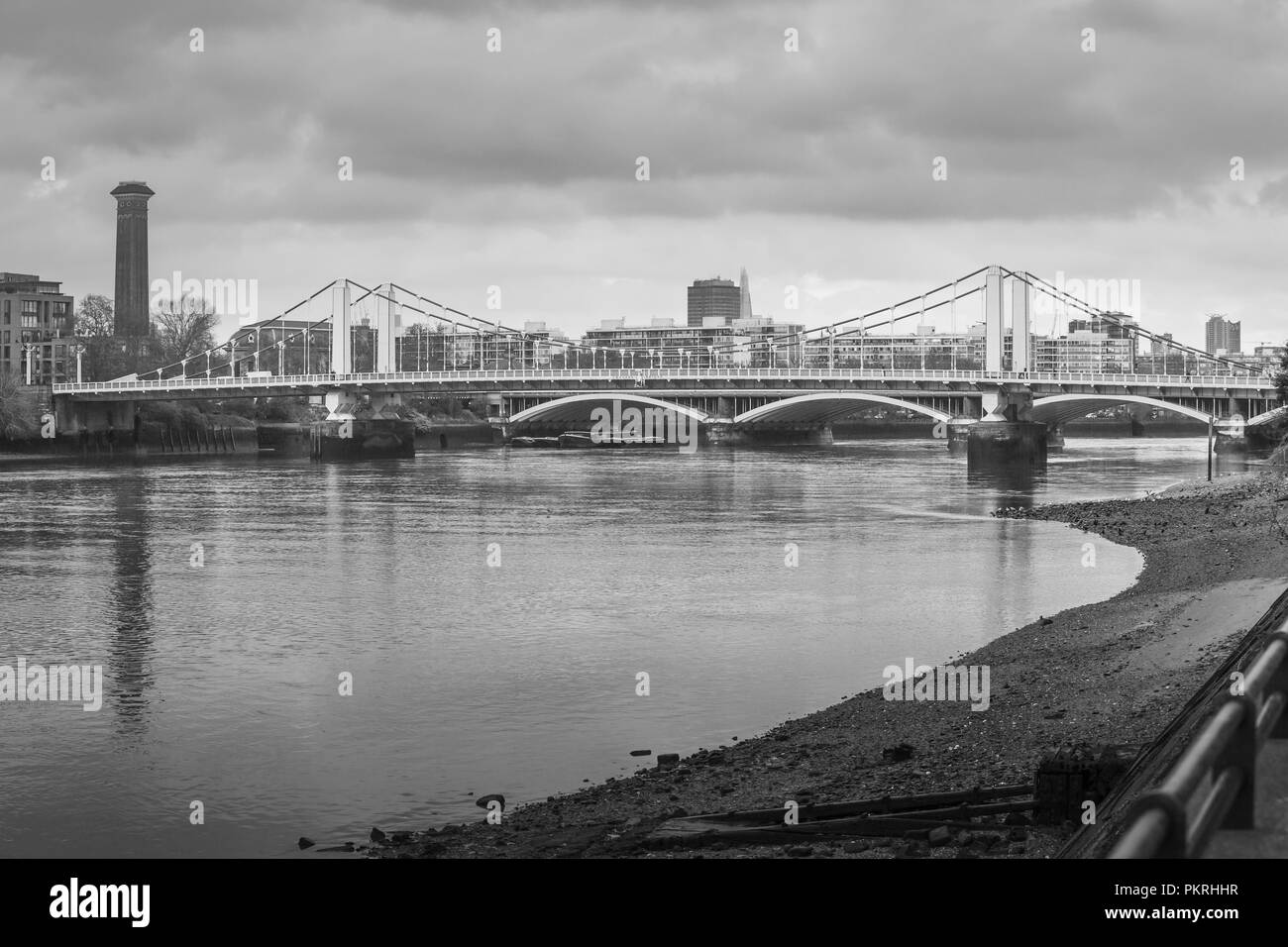 Chelsea bridge on river Thames Stock Photo - Alamy