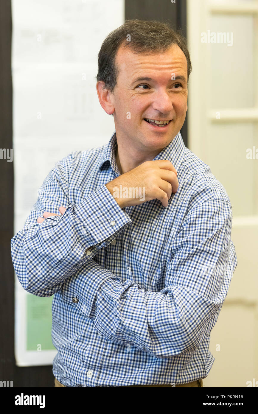 alun-cairns-visits-gladstone-primary-school-in-barry-wales-stock-photo