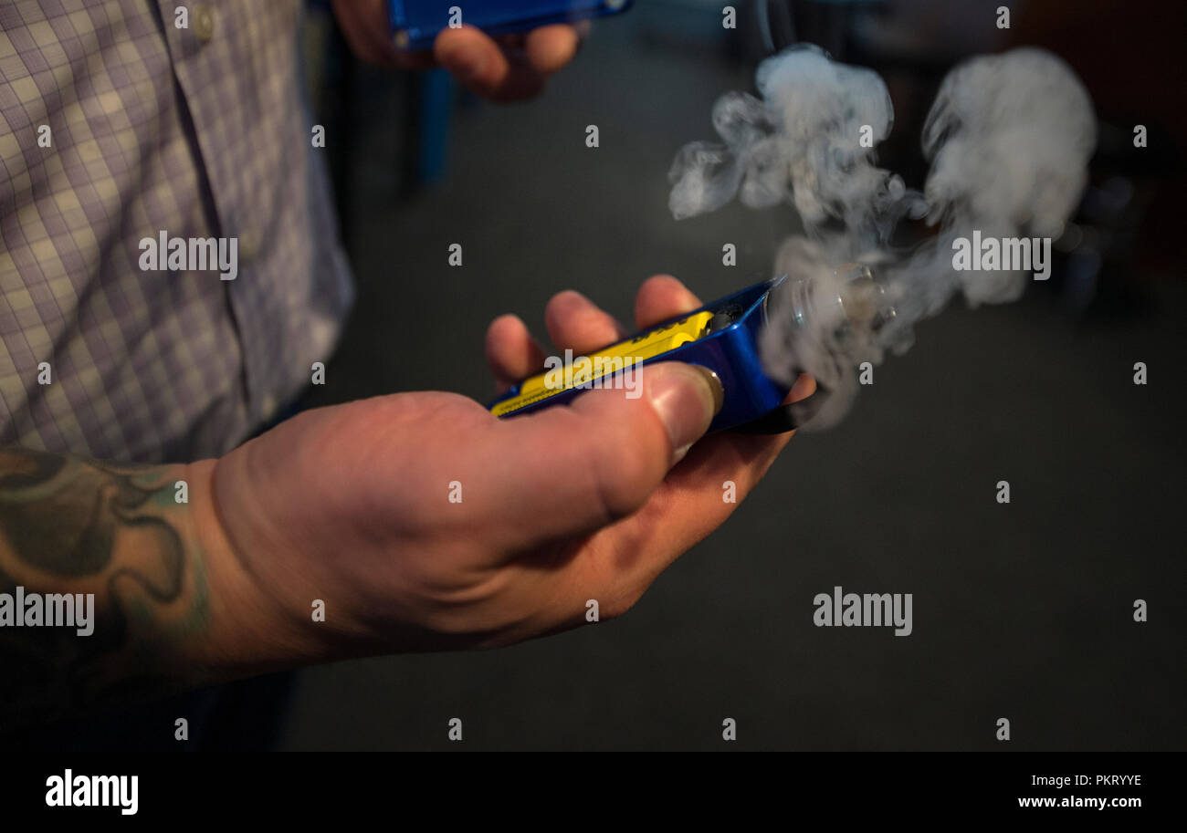 elfbar nachfüll pod läuft aus Vape Online: Vapetape Stiq 3000 Puff & Carabat Leafbar 15000 Puff  Disposable Pods