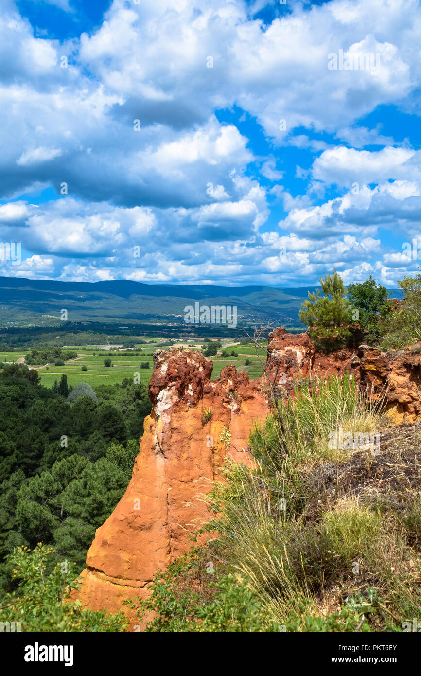 The unique ochre cliffs and beautiful countryside surrounding the village of Roussillon in the Vaucluse/Luberon area of Provence, France Stock Photo