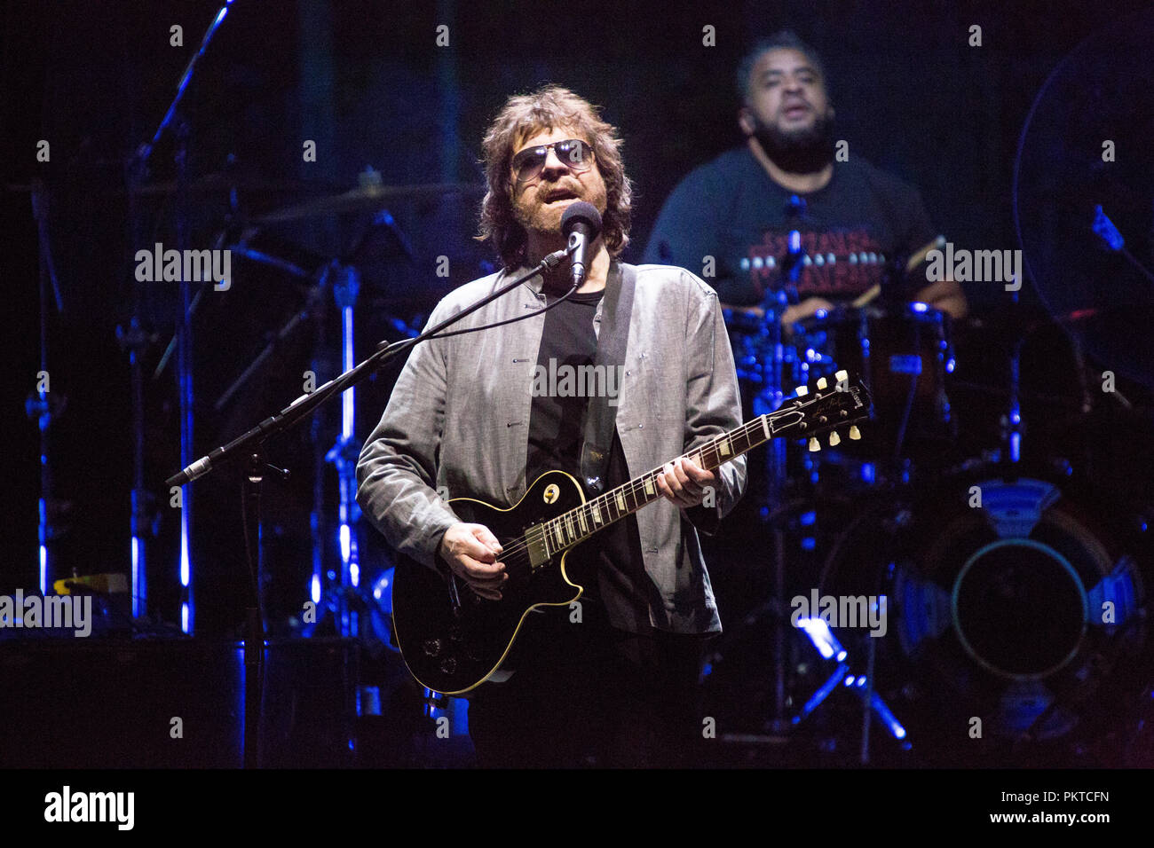 Page 2 Electric Light Orchestra High Resolution Stock Photography And Images Alamy Page 2 Electric Light Orchestra High Resolution Stock Photography And Images Alamy