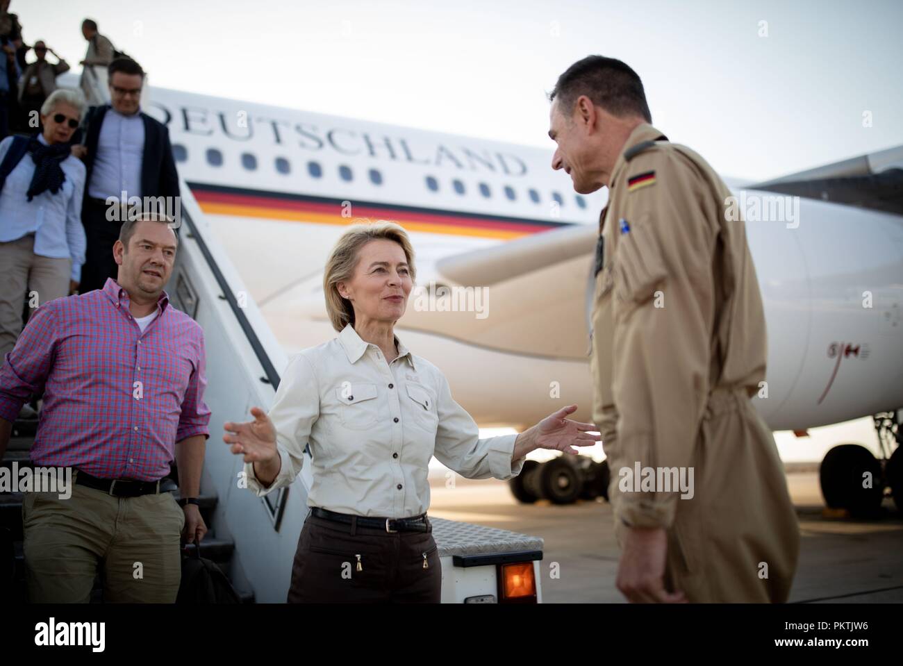 15 September 2018, Jordan, Azraq: 15 September 2018, Germany, Azraq: Ursula von der Leyen (CDU), Federal Minister of Defence, arrives at the air base in Al Azraq in Jordan and is welcomed by Kristof Conrath (R), contingent leader of the German contingent. In the background Henning Otte (3-L, CDU member of the Bundestag), Marie-Agnes Strack-Zimmermann (FDP member of the Bundestag) and Tobias Lindner (member of the Bundestag of Alliance 90/The Greens) come down the gangway. The minister and defence politicians of the parliamentary groups visit the German contingent that is involved in t Stock Photo