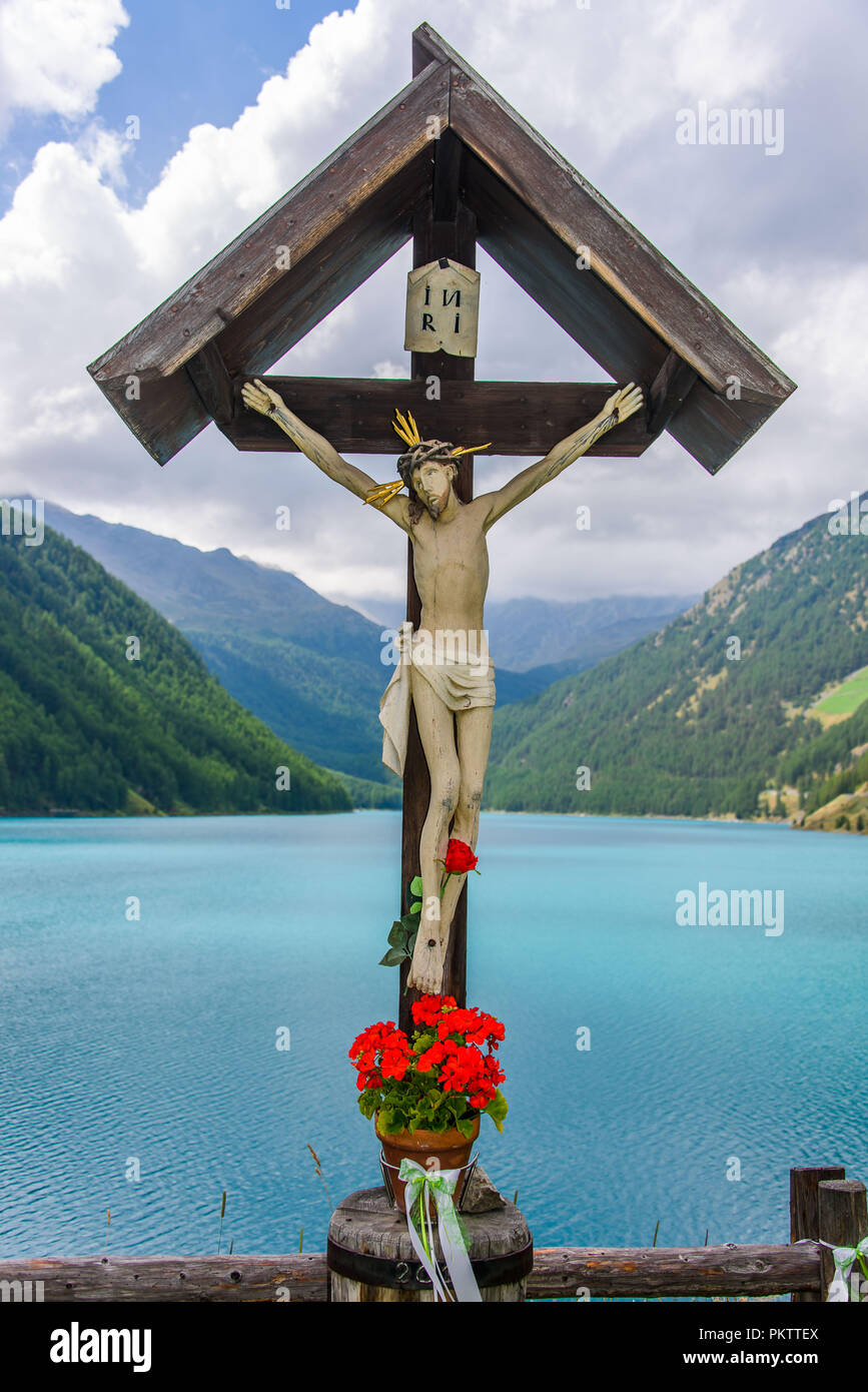 Crucifix on the shore of the Vernago Lake in Schnalstal, South Tyrol Stock Photo