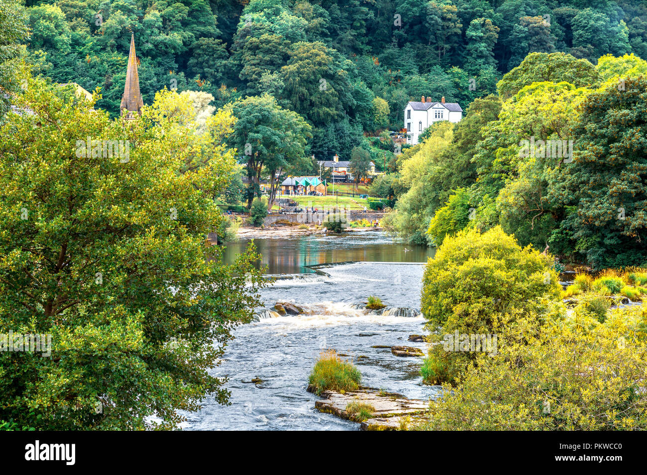 Looking upstream from the bridge in Llangollen Stock Photo Alamy