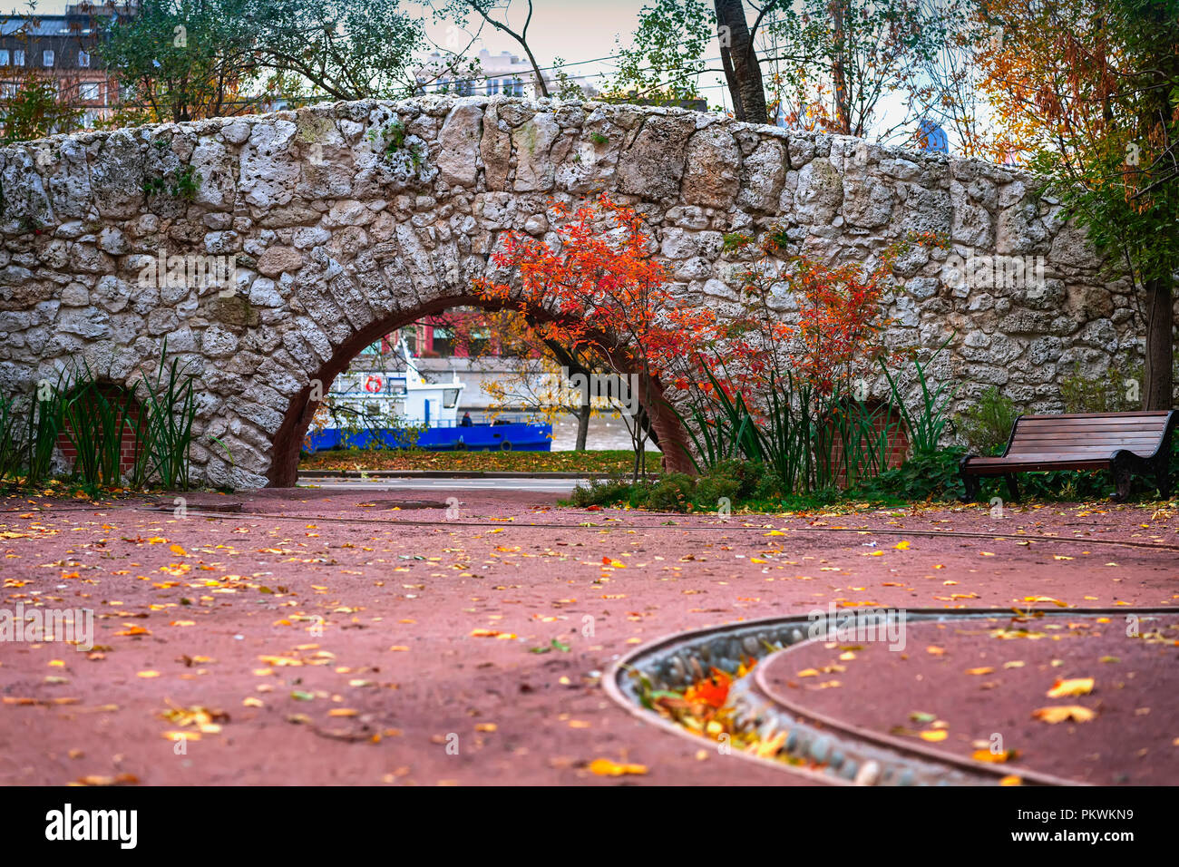 Autumn park, decorative stone pedestrian bridge by the river Stock ...