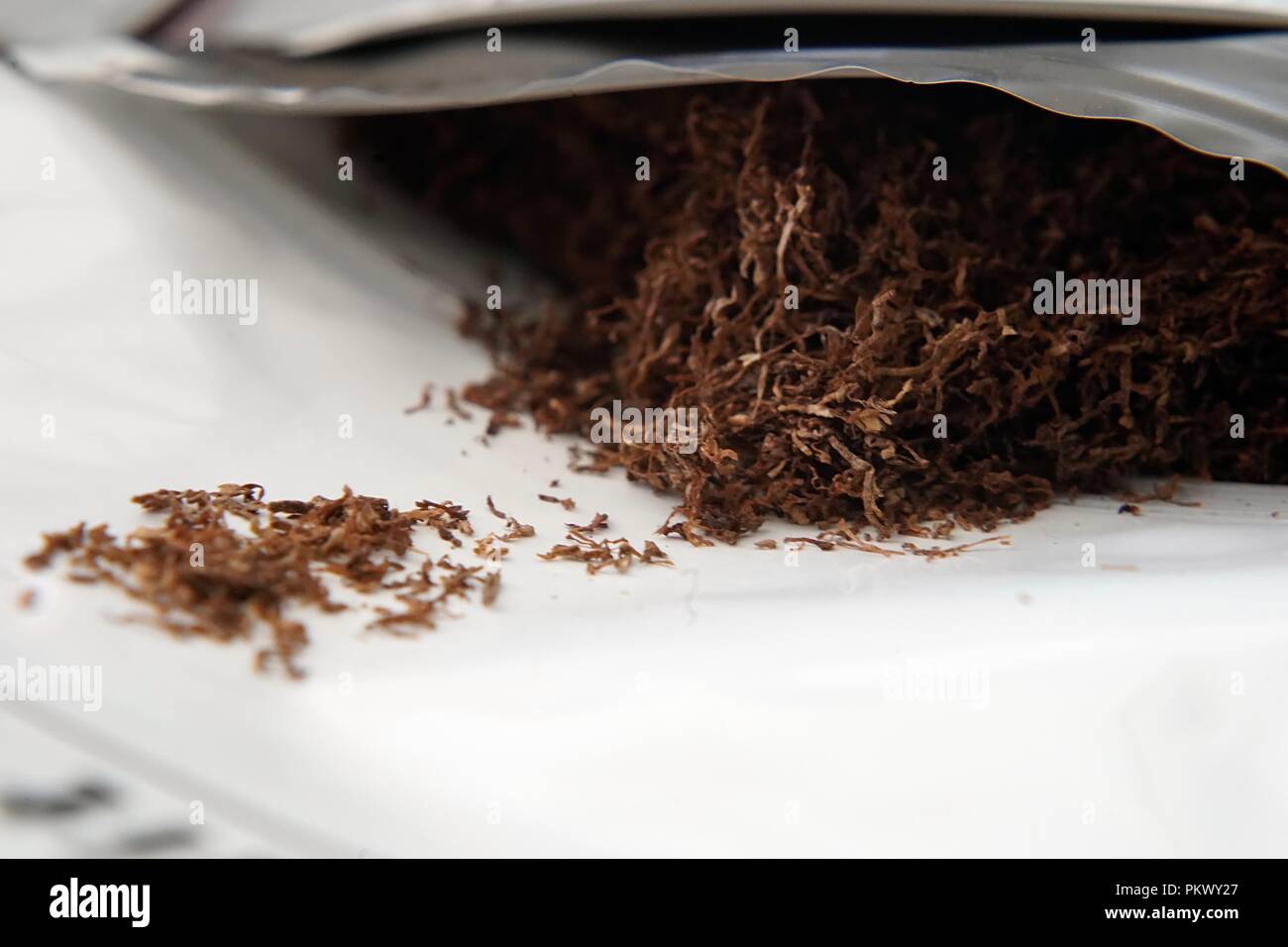 Loose leaf tobacco hires stock photography and images Alamy