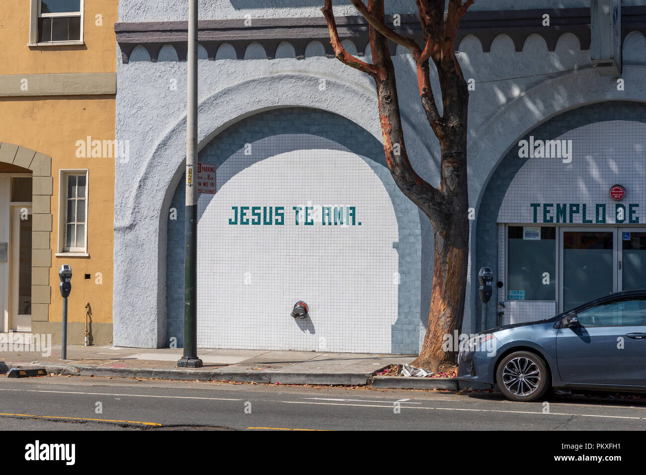 'Jesus te ama.' (Jesus loves you.) Text on tiled wall, Valencia Street, San Francisco, California, USA Stock Photo