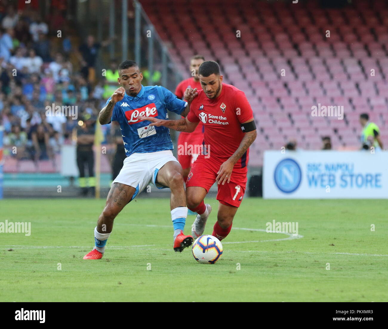 Naples, Italy. 15th September 2018. . In the picture: the Napoli Allan player fights for the ball with Fiorentina Eysseric.Stadium San Paolo Naples - 09/15/2018 - Italy.final result SSC Napoli 1 AC Fiorentina 0. Credit: Fabio Sasso/ZUMA Wire/Alamy Live News Stock Photo