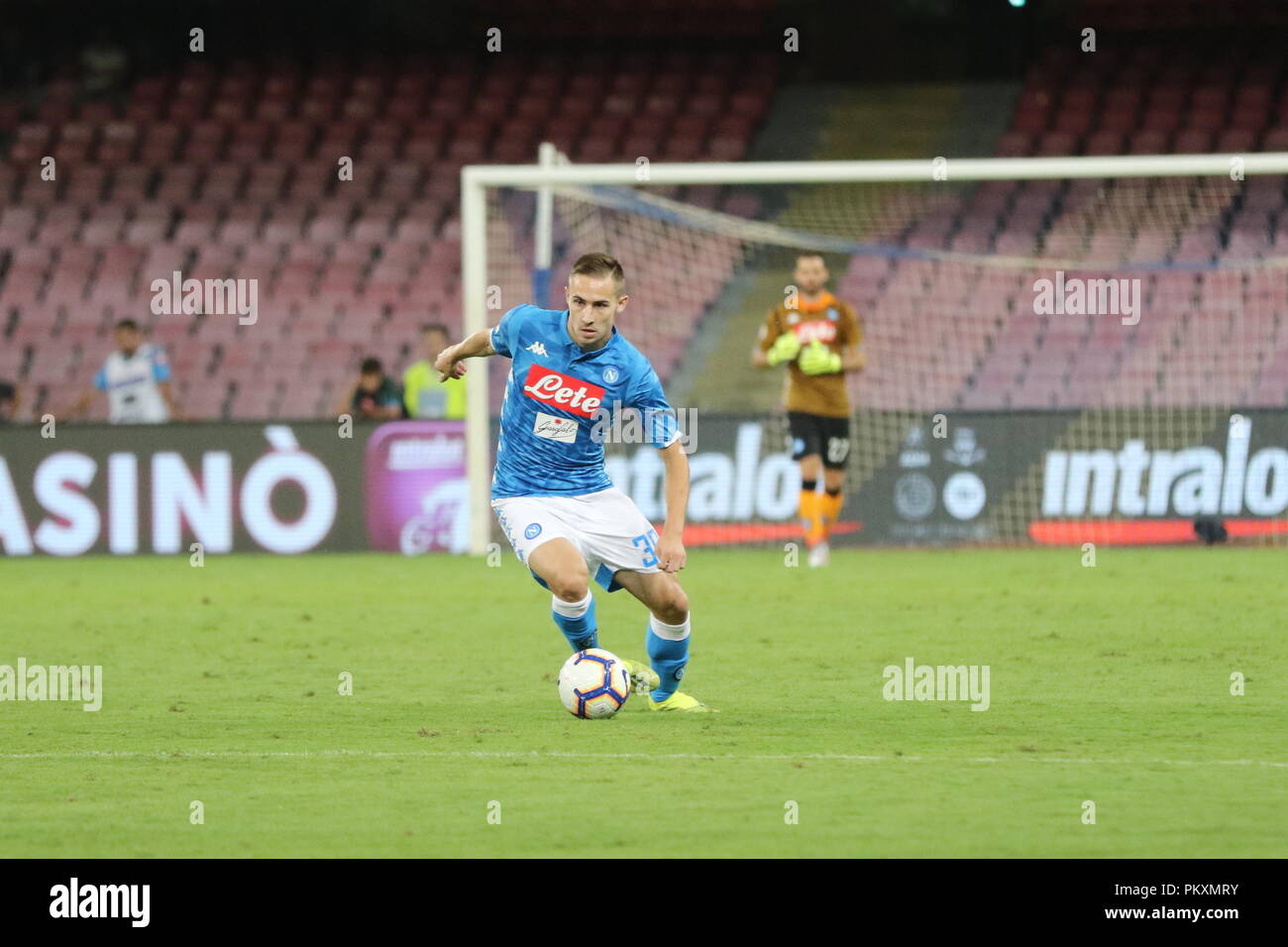 Naples, Italy. 15th September 2018. In the picture the Napoli Rog player wins a nice contrast against the Florentine player Benassi.Stadium San Paolo Naples. 15th Sep, 2018. 09/15/2018 - Italy.final result SSC Napoli 1 AC Fiorentina 0. Credit: Fabio Sasso/ZUMA Wire/Alamy Live News Stock Photo