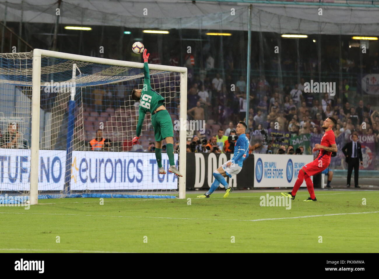 Naples, Italy. 15th September 2018. In the picture the Florentine goalkeeper Dragowski denies the goal to Napoli with a splendid save.Stadium San Paolo Naples. 15th Sep, 2018. 09/15/2018 - Italy.final result SSC Napoli 1 AC Fiorentina 0. Credit: Fabio Sasso/ZUMA Wire/Alamy Live News Stock Photo