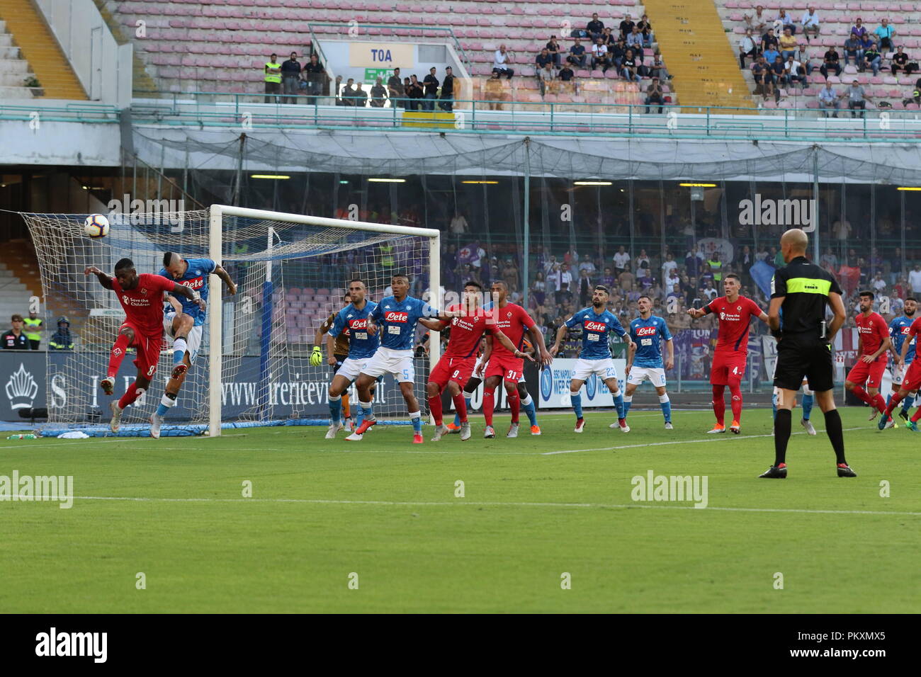 Naples, Italy. 15th September 2018. . In the picture: Napoli Hamsik player fights for the ball with Fiorentina Ruiz penalty.Stadium San Paolo Naples - 09/15/2018 - Italy.final result SSC Napoli 1 AC Fiorentina 0. Credit: Fabio Sasso/ZUMA Wire/Alamy Live News Stock Photo