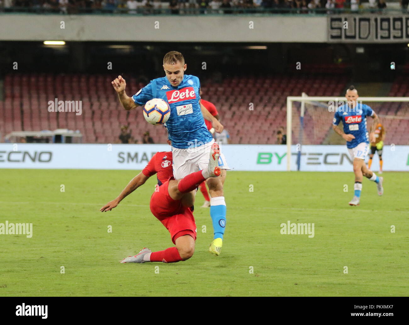 Naples, Italy. 15th September 2018. In the picture the Napoli Rog player wins a nice contrast against the Florentine player Benassi.Stadium San Paolo Naples. 15th Sep, 2018. 09/15/2018 - Italy.final result SSC Napoli 1 AC Fiorentina 0. Credit: Fabio Sasso/ZUMA Wire/Alamy Live News Stock Photo