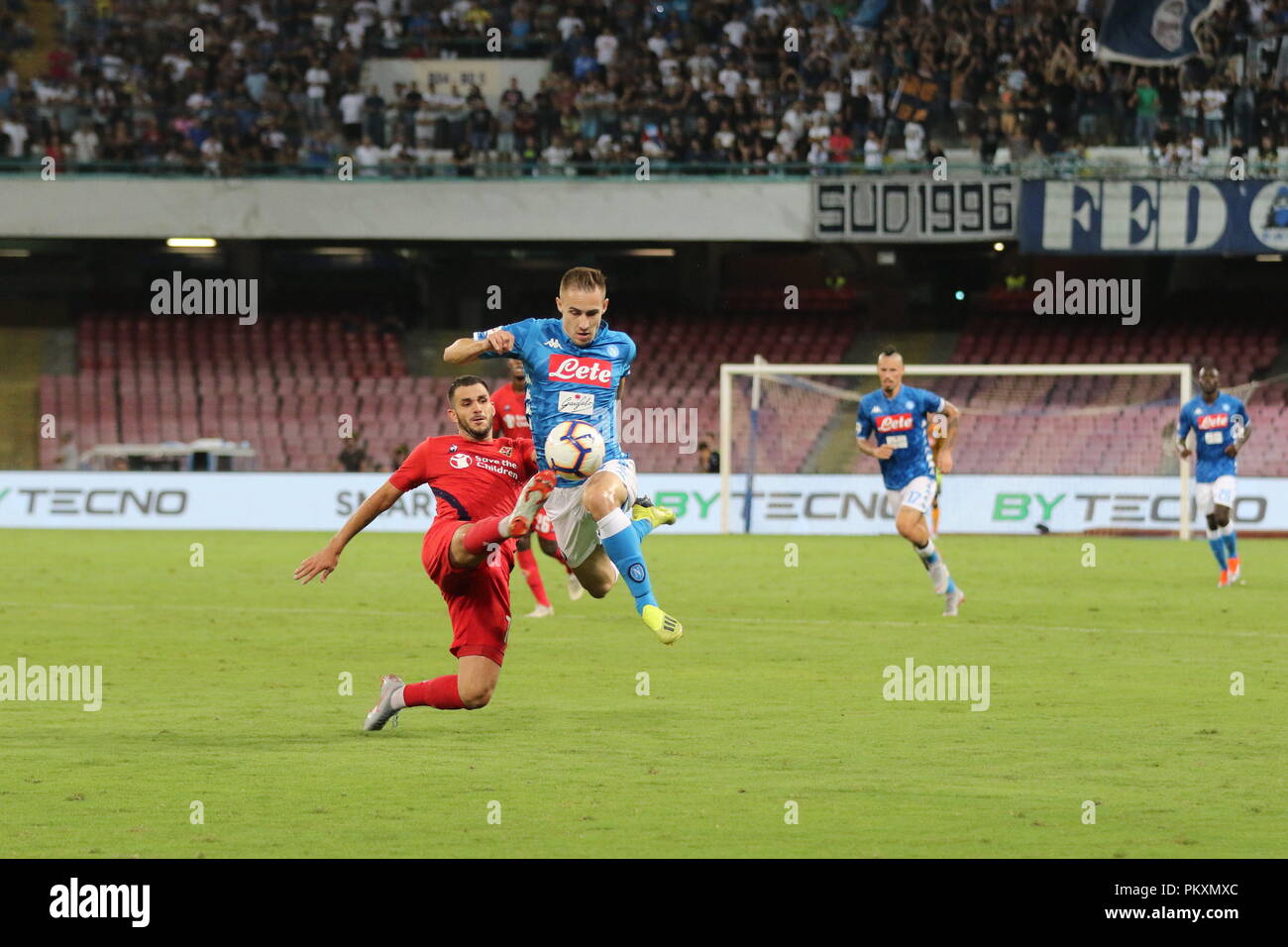 Naples, Italy. 15th September 2018. In the picture the Napoli Rog player wins a nice contrast against the Florentine player Benassi.Stadium San Paolo Naples. 15th Sep, 2018. 09/15/2018 - Italy.final result SSC Napoli 1 AC Fiorentina 0. Credit: Fabio Sasso/ZUMA Wire/Alamy Live News Stock Photo