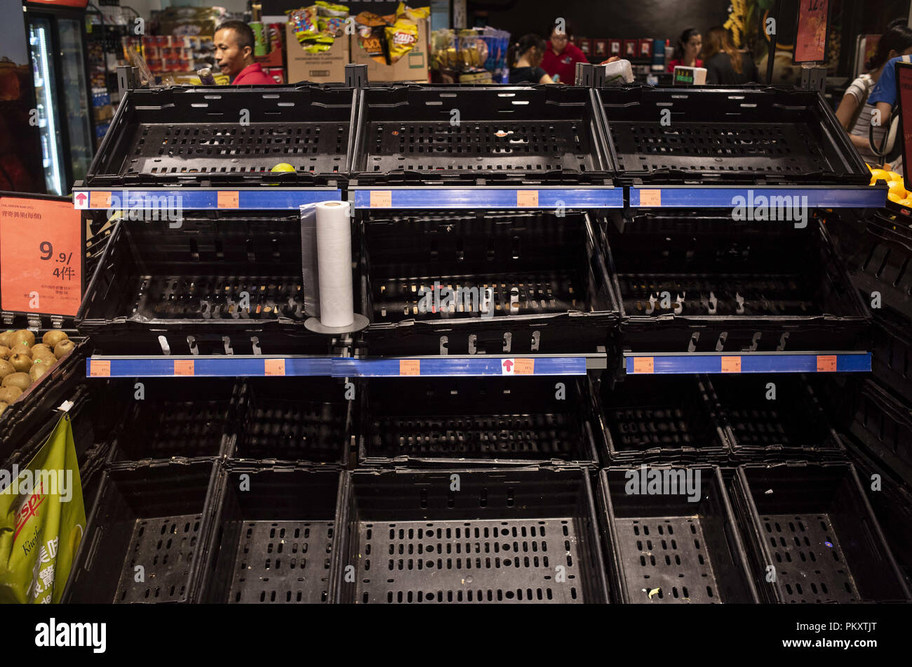 Hong Kong, Kowloon, Hong Kong. 15th Sep, 2018. Empty Supermarket shelves as residents stock up ahead of Super Typhoon Mangkhut arrival in Hong Kong, China. It is expected to land with a typhoon signal No. 8. Credit: Miguel Candela/SOPA Images/ZUMA Wire/Alamy Live News Stock Photo