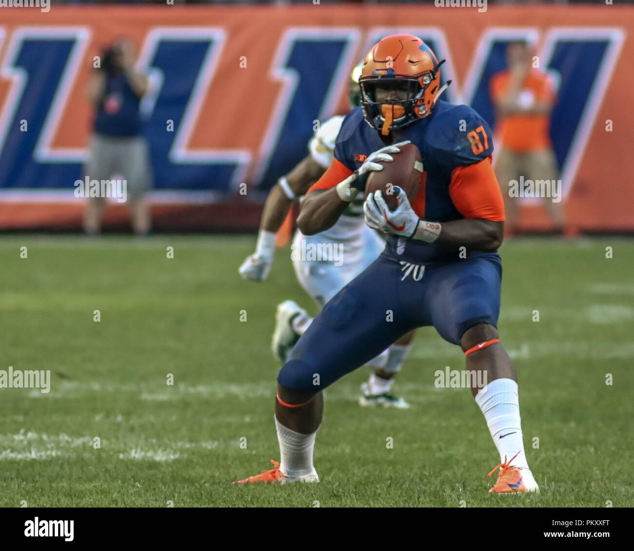 Chicago, USA. 15th September 2018. Illinois Fighting Illini tight end Daniel Barker (87) catches a short pass across the middle during NCAA football game action between the University of Illinois Fighting Illini vs the University of South Florida Bulls at Soldier Field in Chicago, IL Credit: Cal Sport Media/Alamy Live News Stock Photo