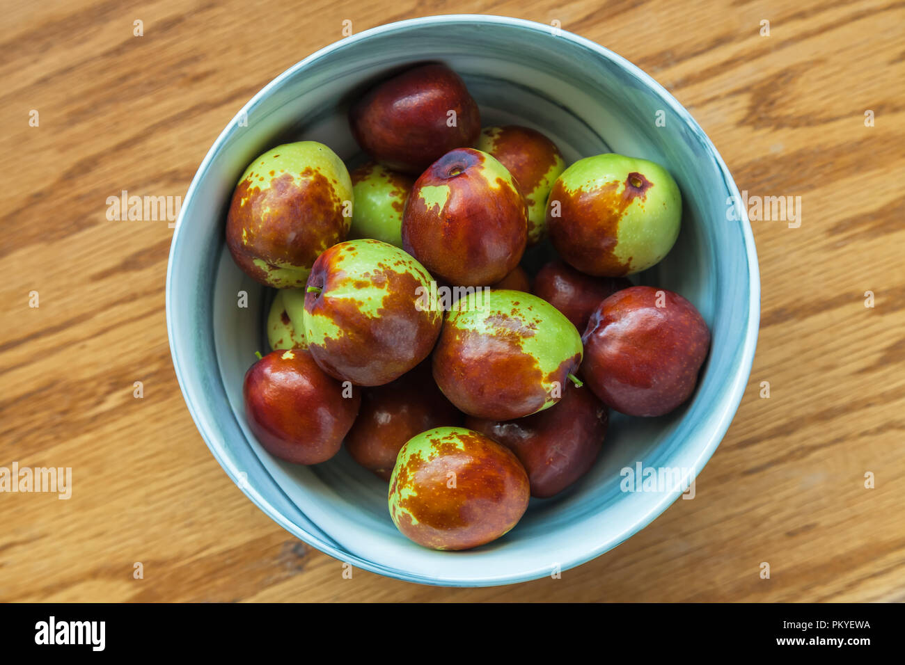 Bowl of fresh jujube fruit (Ziziphus jujuba Stock Photo Alamy