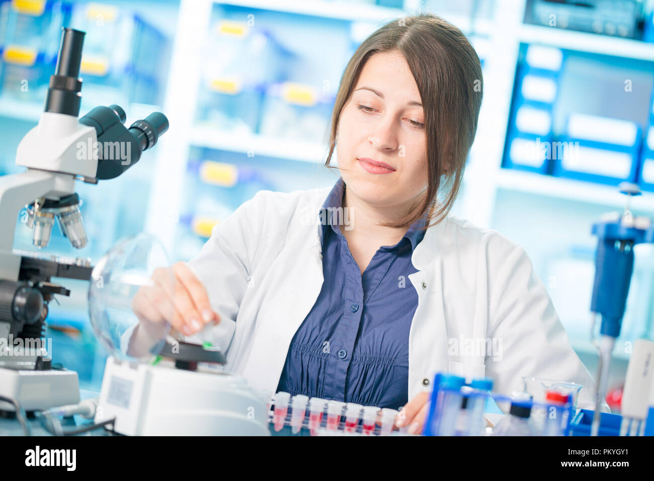 Woman in a research lab hi-res stock photography and images - Alamy