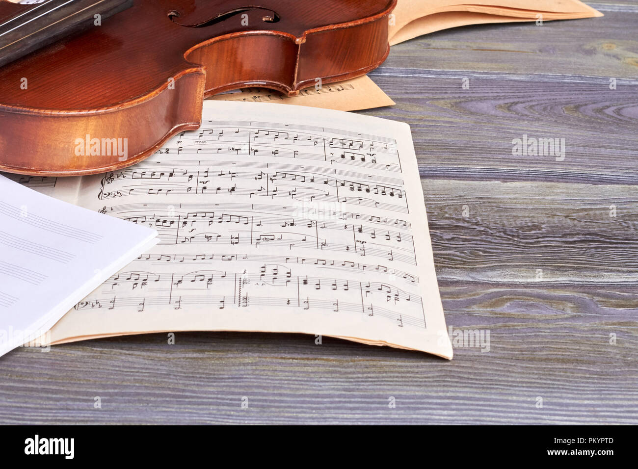Sheets of musical notes and violin. Vintage musical instrument on old  wooden background. Music still life Stock Photo - Alamy
