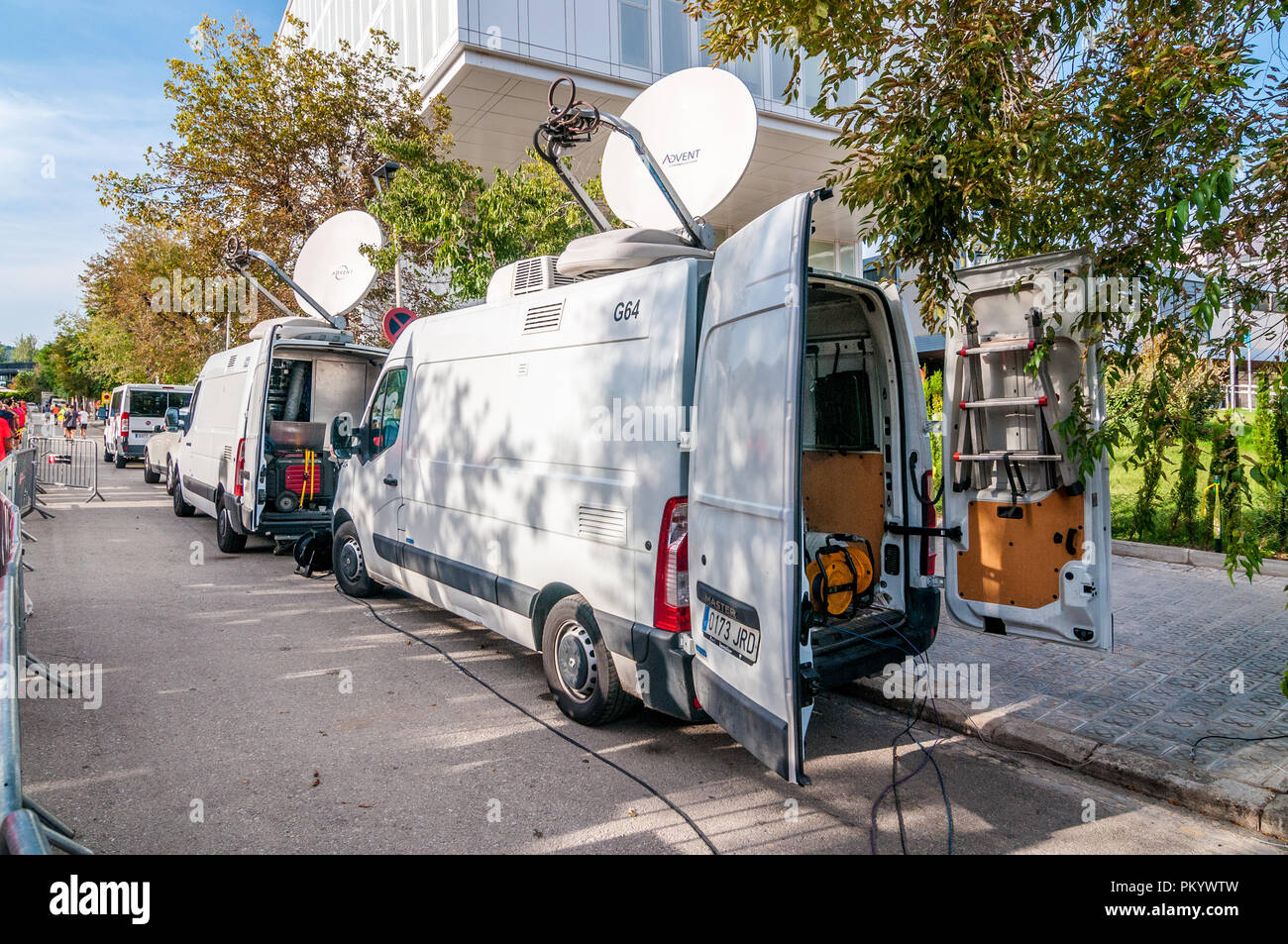 Tv satellite truck hires stock photography and images Alamy
