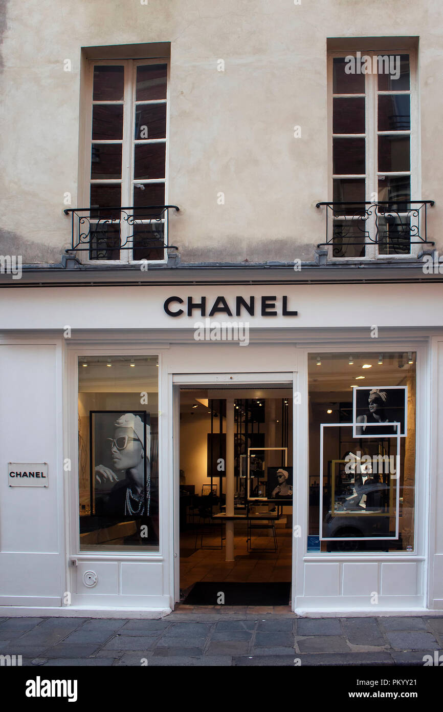 Shopping paris luxury chanel hi-res stock photography and images - Alamy