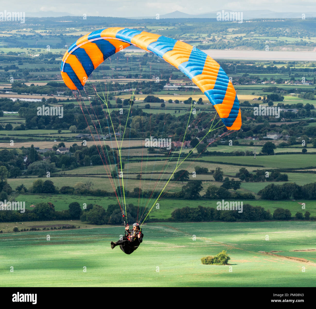Hang glider blue hi-res stock photography and images - Alamy