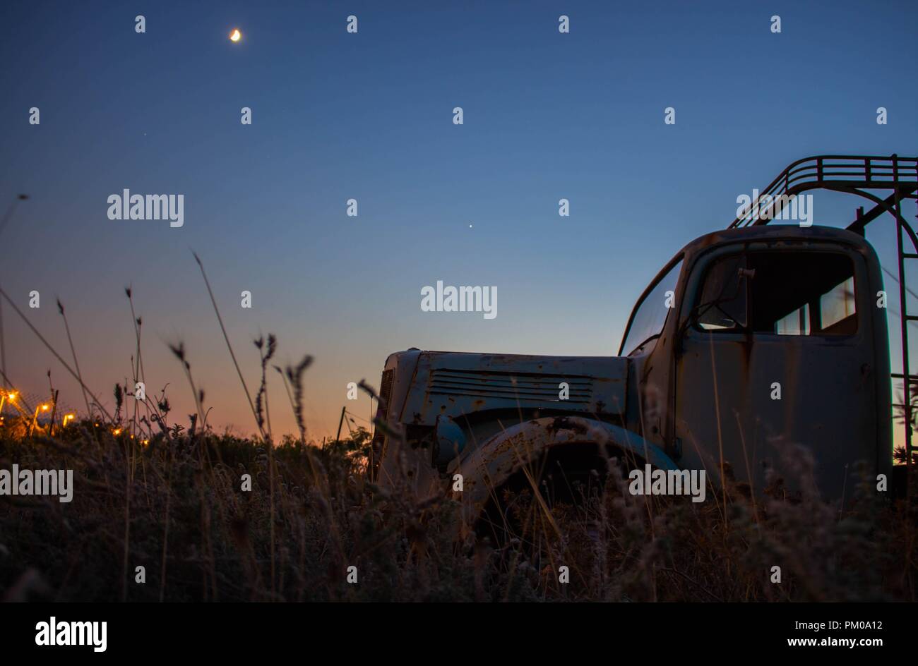 Abandoned farm vehicles hi-res stock photography and images - Alamy