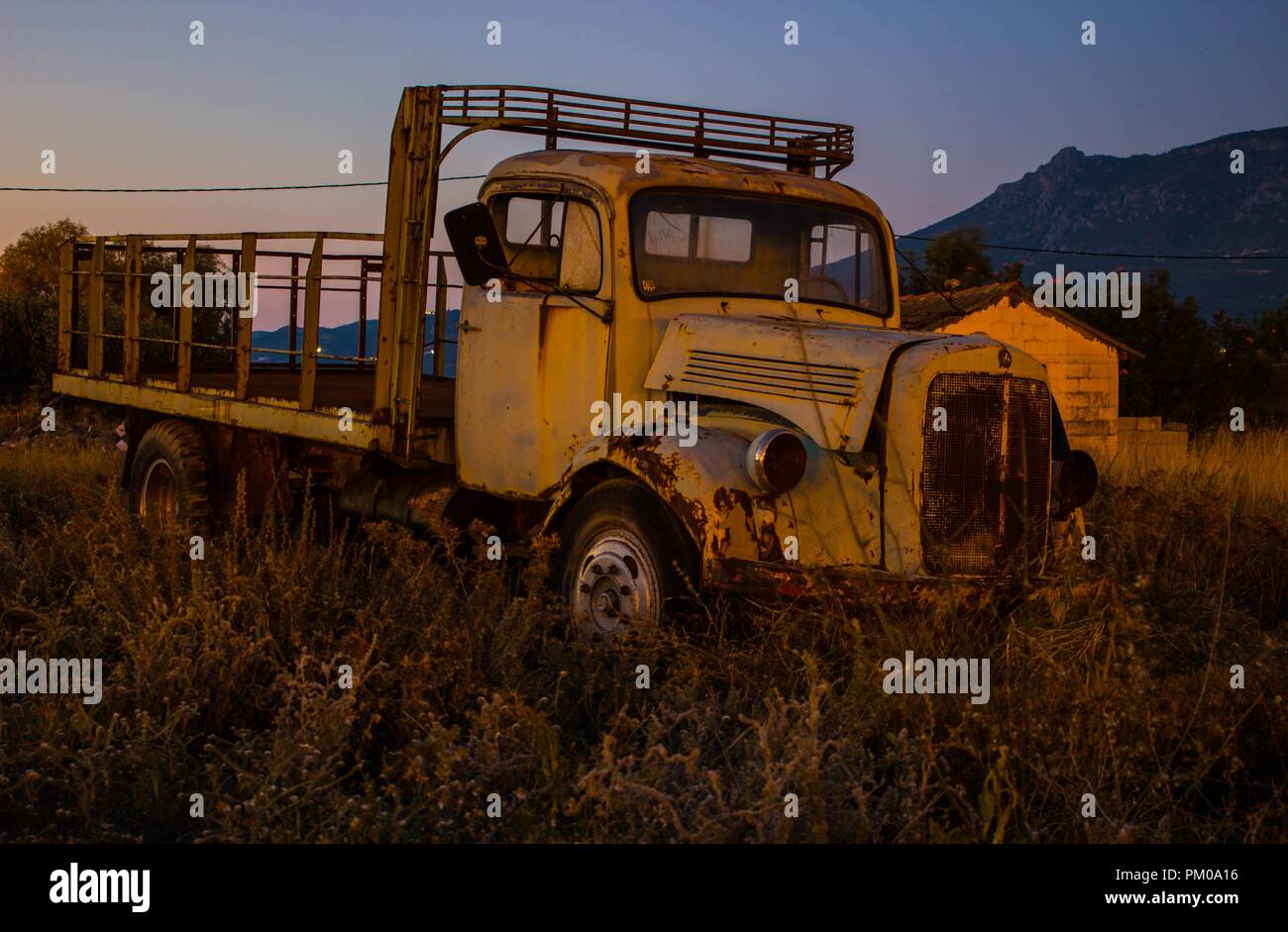 Abandoned farm vehicles hi-res stock photography and images - Alamy