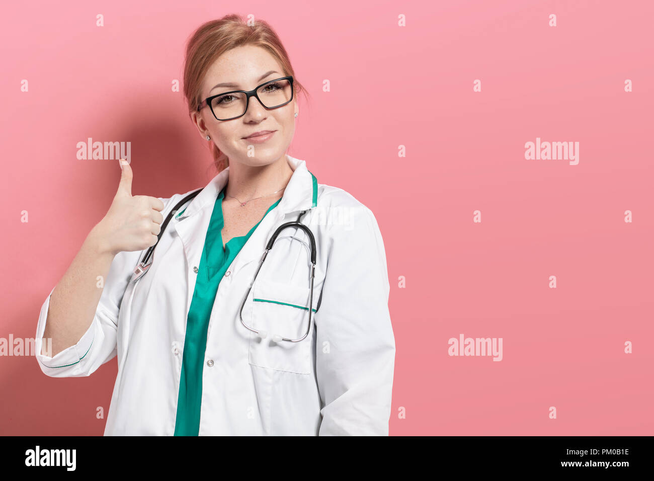 3д модель халат врача. Милая женщина доктор. Врач фотомодель. Дэйв эннэйбл красные браслеты. Врачи.