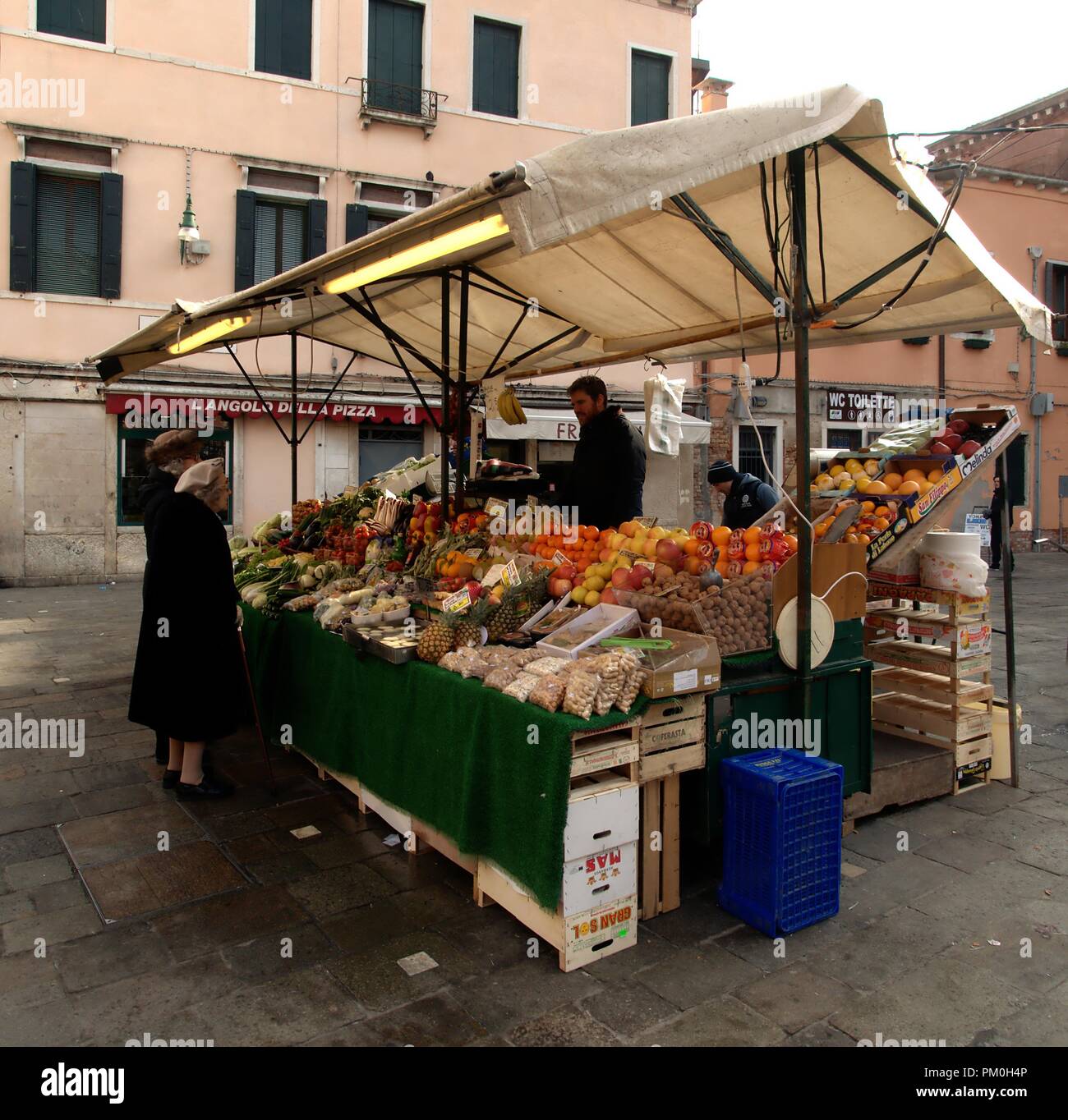 Street market and grocery shoppers in Venice Stock Photo Alamy