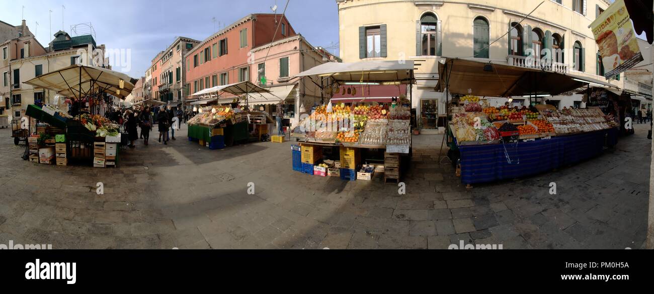 Street market and grocery shoppers in Venice Stock Photo Alamy